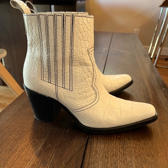 Ganni Callie western boots in white sz 39